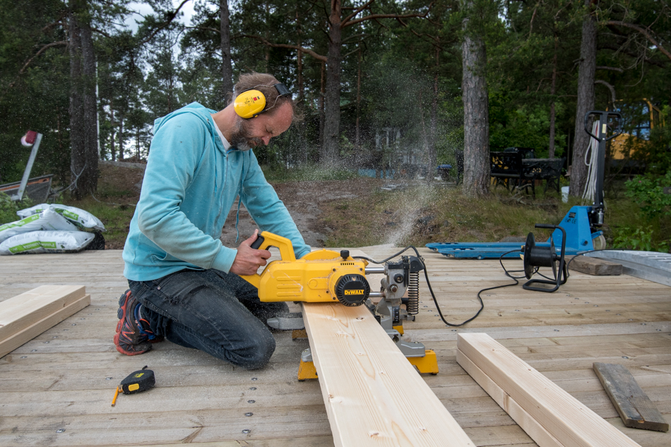 Puinen istutuspenkki kasvihuoneeseen