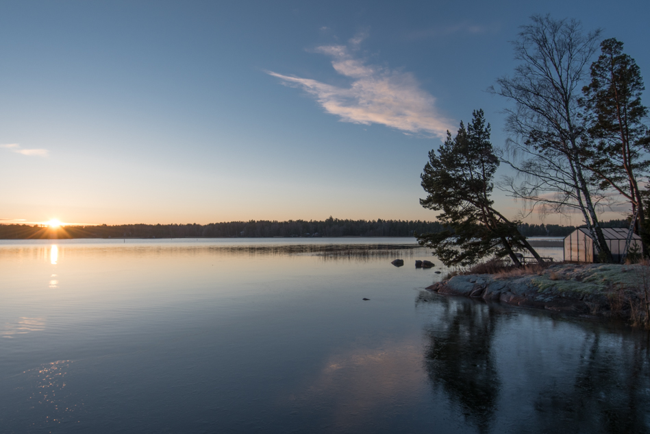 kasvihuone veden äärellä