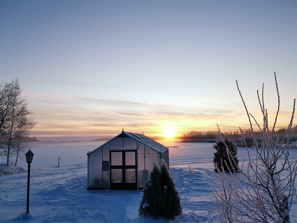 kasvihuone järven äärellä