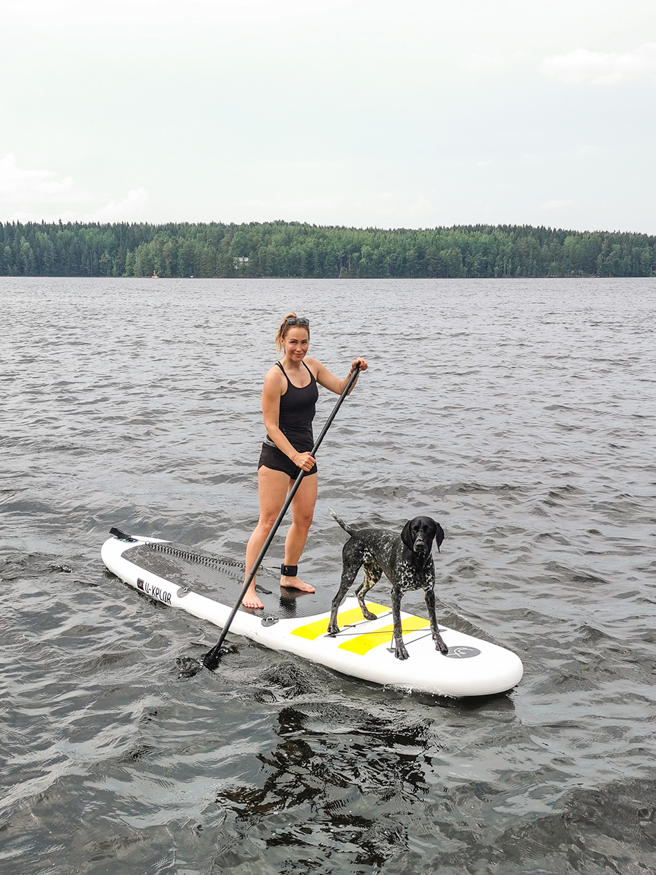 Koiran kanssa SUP-lautailemassa