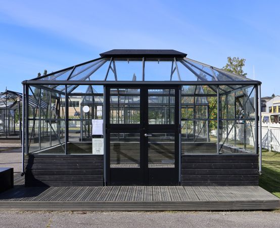 ESITTELYMALLI PIETARSAARI Kasvihuone Juliana Grand Oasis 13,0 m² muurille, turvalasilla, antrasiitin harmaa