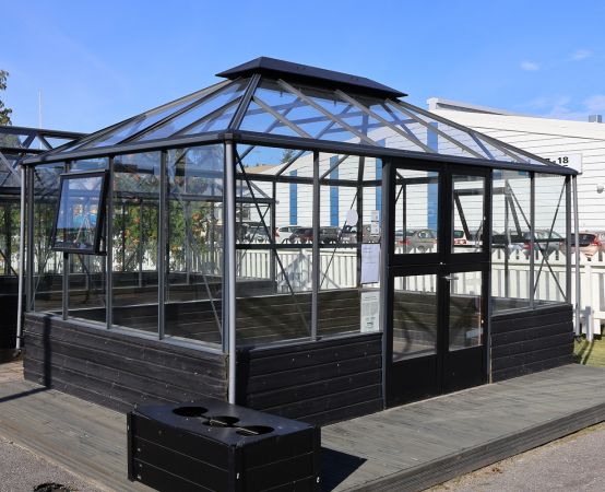 ESITTELYMALLI PIETARSAARI Kasvihuone Juliana Grand Oasis 13,0 m² muurille, turvalasilla, antrasiitin harmaa