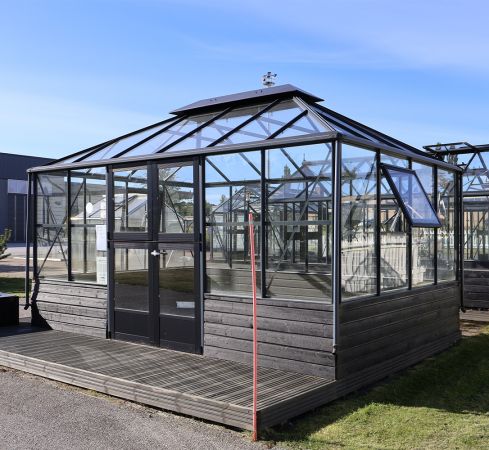 ESITTELYMALLI PIETARSAARI Kasvihuone Juliana Grand Oasis 13,0 m² muurille, turvalasilla, antrasiitin harmaa