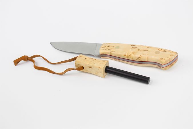 Kniv Brisa Trapper 95 Firesteel, Curly Birch