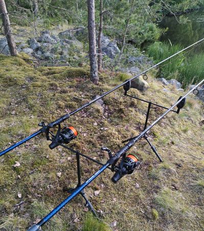 Spöställ Rodpod för två spön, inkl. nappindikatorer, Mikado