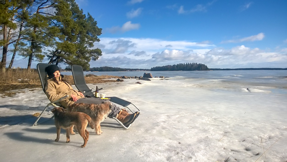 Kasvihuoneessa voi nauttia kevätauringosta tuulensuojassa